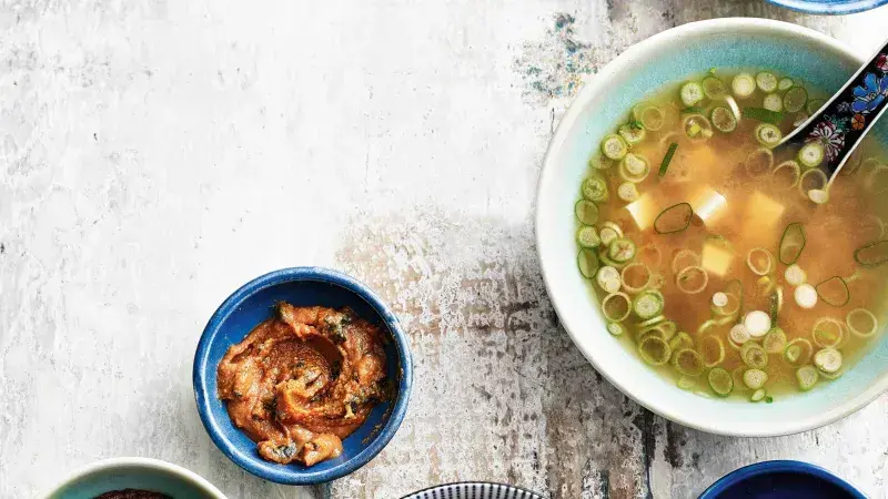 Miso polévka s tofuem a cibulkou v mísce.