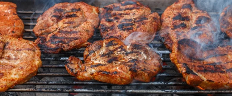 Grilované vepřové kotlety po marinádě na grilu