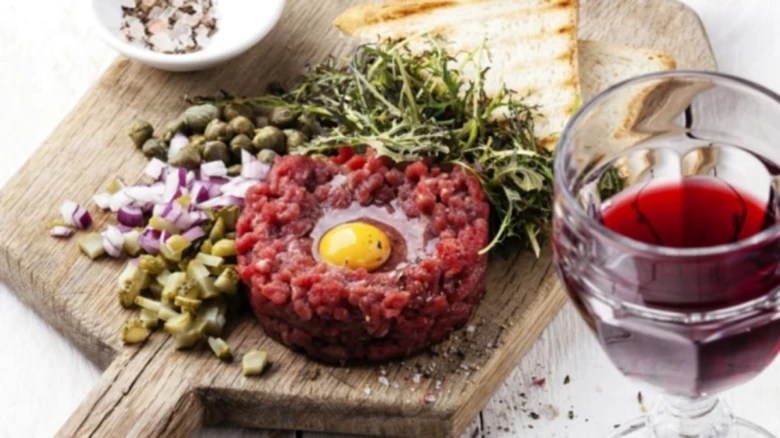Mleté hovězí maso s vejcem na strouhance jako recept.