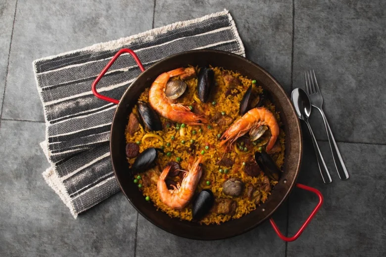 Španělská mořská paella s krevety, mušlemi a rýží.