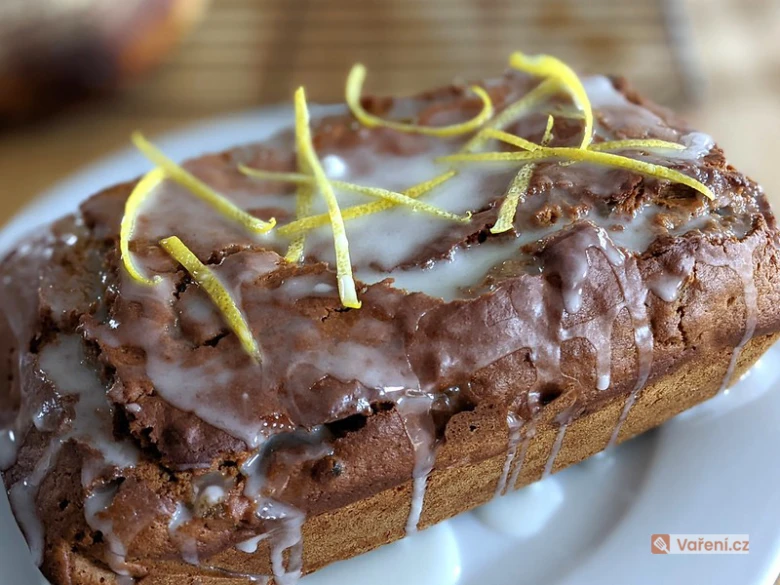 Čokoládový chlebíček s citronovou polevou a kůrou.