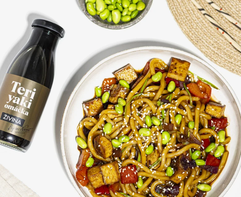 Teriyaki nudličky s tofu a edamami v misce