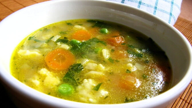 Hot soup svařené vejce zelenina v bílé misce