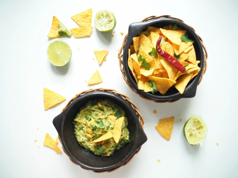 Guacamole s avokádem, tortilla čipy a limety