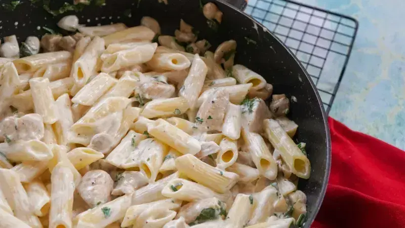Penne těstoviny s kuřecím masem v krémové omáčce.