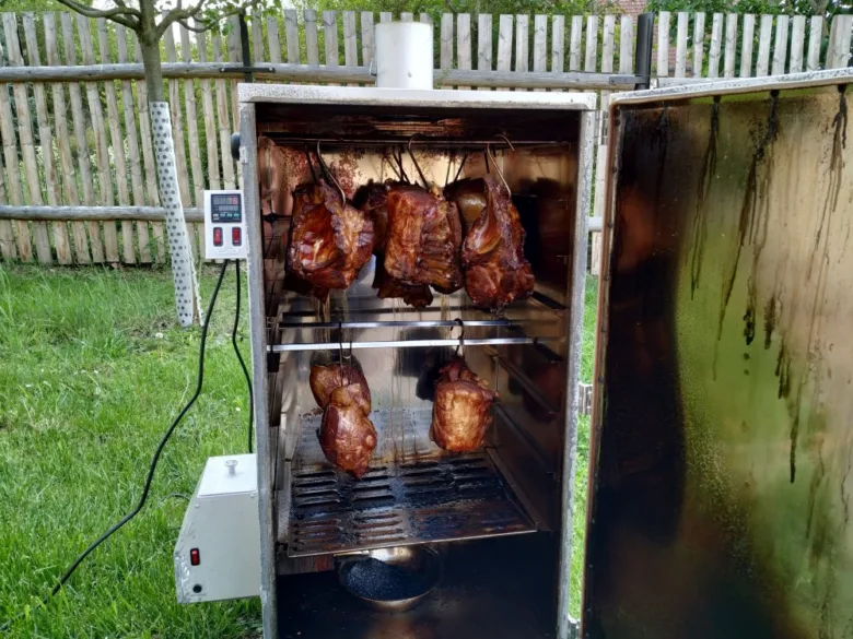 Kus masa se uží v elektrickém kouřáku venku.