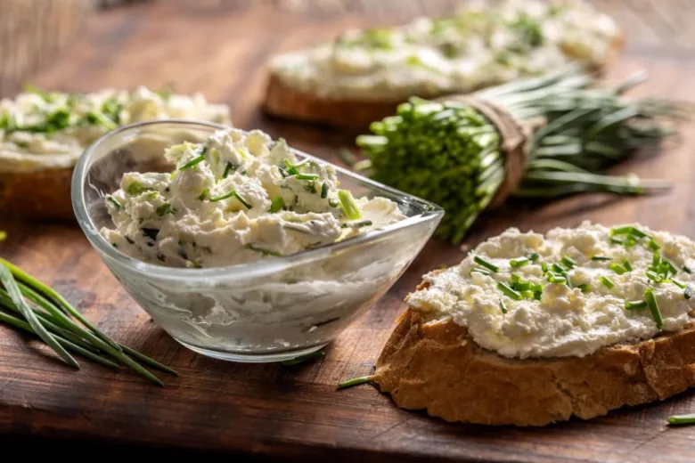 Tvarohová pomazánka s cibulkou na kouscích toastu.