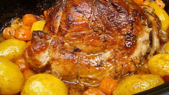 Pečená vepřová plec s bramborami a mrkví