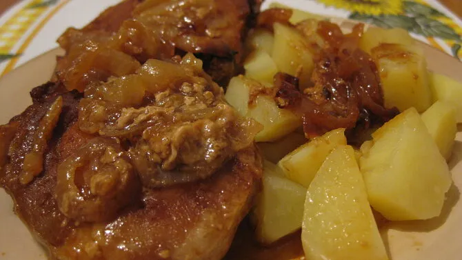 Připravené vepřové maso na hořčici s bramborami.
