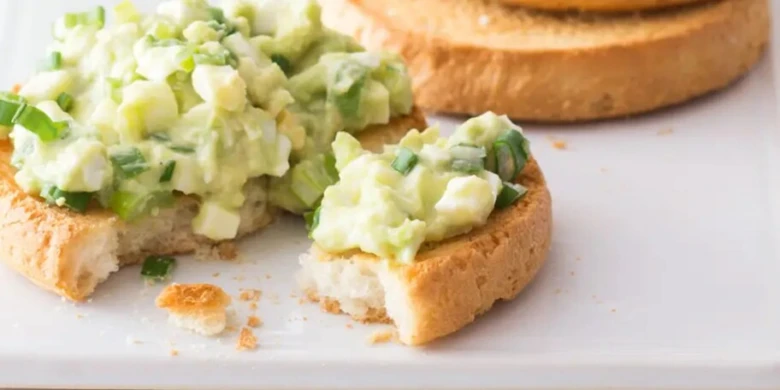 Avokádová pomazánka s vejcem na kouscích toastu
