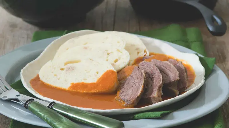 Přesnídané maso s knedlíkem a rajskou omáčkou