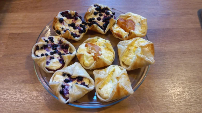 Cheese-filled pastry cups with berries and ham