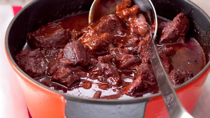 Hot hospodský guláš s masem v hrnci připravený k podání.