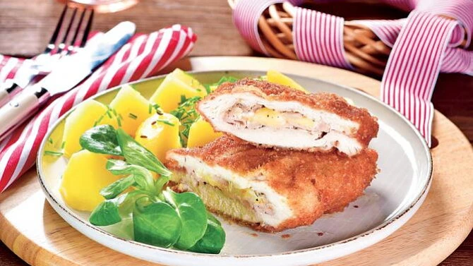 Cordon bleu s bramborem a zeleninou na talíři