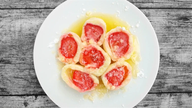 Cheese dumplings with fruit