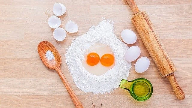 Suroviny na pečení: mouka, vejce, sůl a olej.
