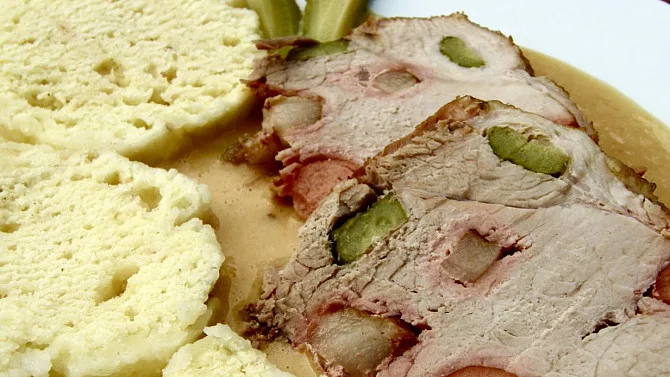 Nakrájená hamburská kýta s omáčkou, okurkami a chlebem.