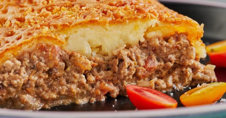 Kousek pečeného mletého hovězího masa s bramborami