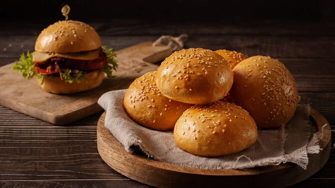 Zlaté hamburgersky s sezamem vedle domácího burgru.