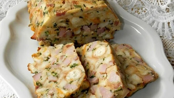 Velikonoční nádivka s uzeným masem nakrájená na plátky.