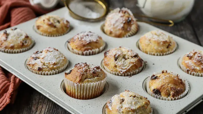Zlatohnědé tvarohové muffiny s cukrem v pekáči