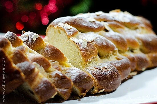 Vánočka s mandlemi nakrájená na plátky