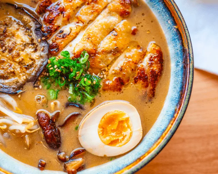 Mísa s tradiční japonskou polévkou ramen se zeleninou.