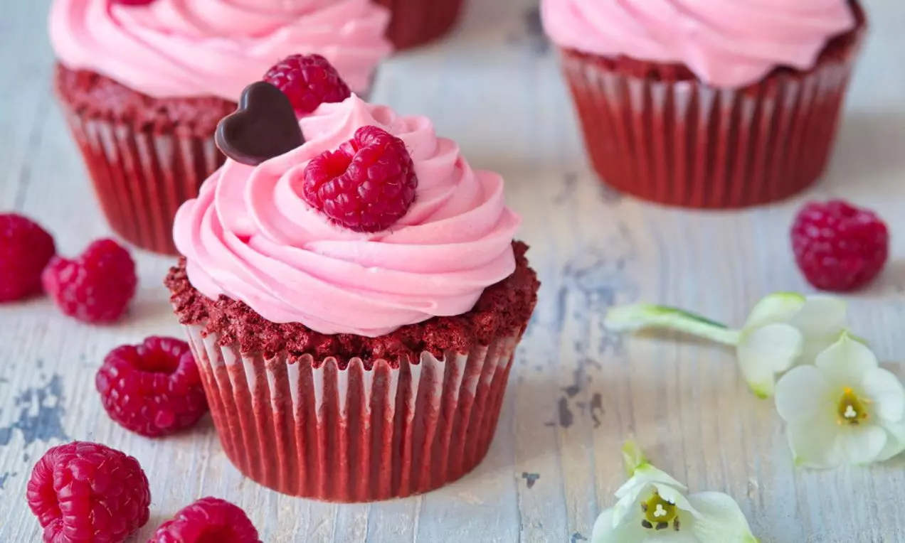Červené muffiny s malinami a růžovou zmrzlinou.