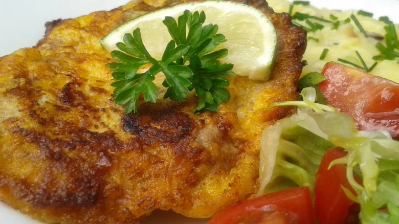 Breaded chicken cutlet with garnish