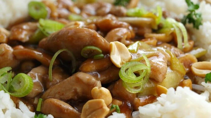 Kuřecí kung pao s oříšky a cibulkou na rýži.