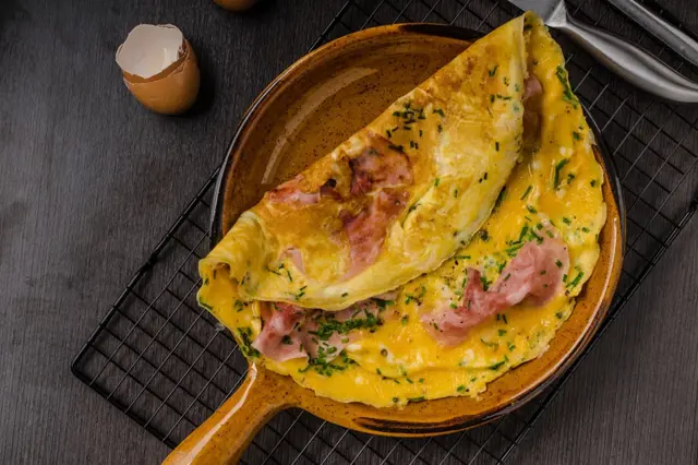Omelet with ham and chives