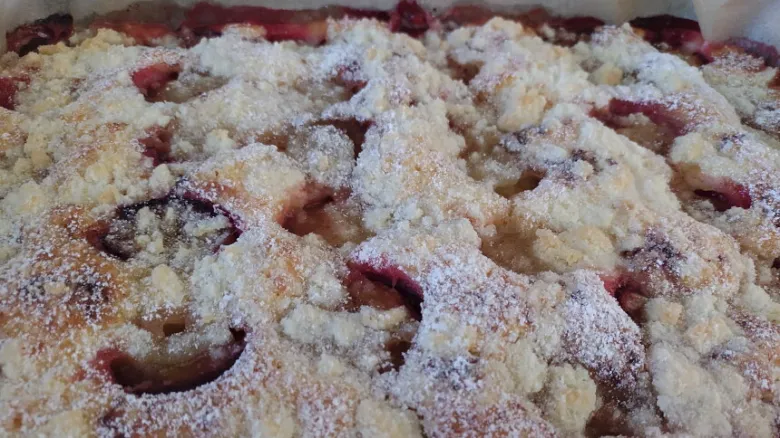 Fruit crumble cake with yogurt topping