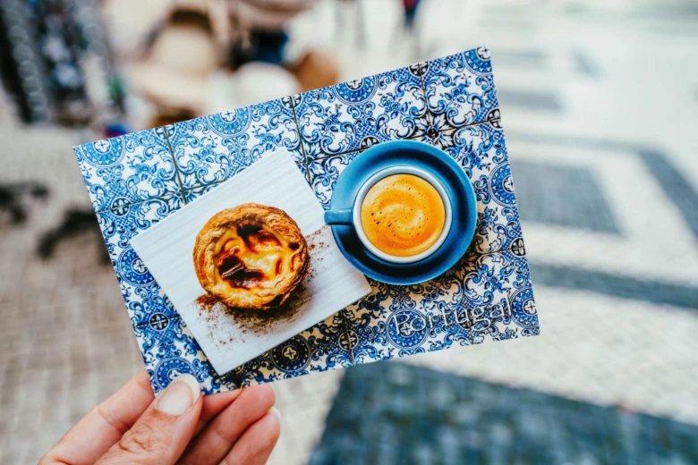 Portugalský dezert Pastel de nata s kávou na kartičce