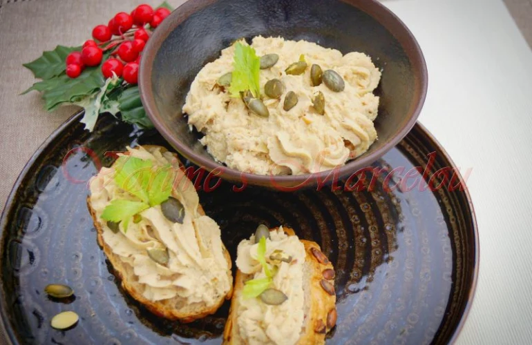 Tofu pomazánka na toastu s dýňovými semínky v misce