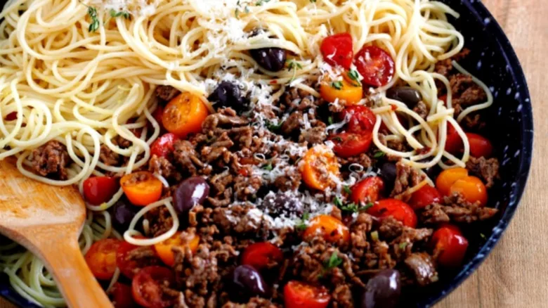 Spaghetti s mletým hovězím masem, rajčaty a čerstvými bylinkami.