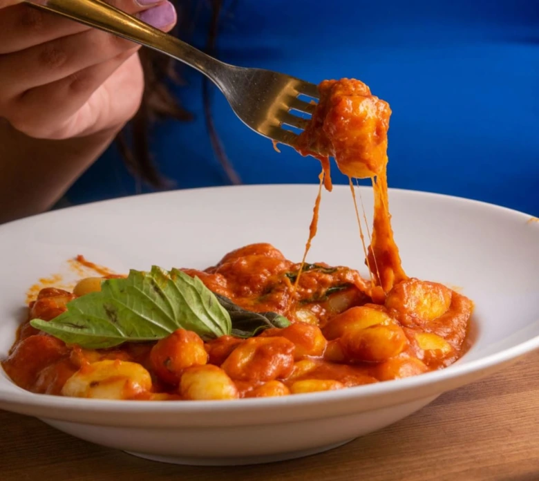 Gnocchi s rajčatovou omáčkou, bazalkou a sýrovým tažením.
