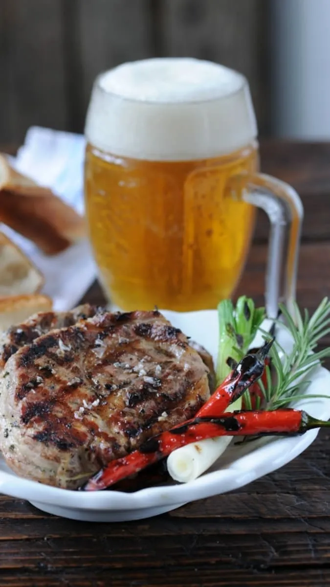 Grilovaná vepřová krkovice s paprikou, cibulkou a pivem