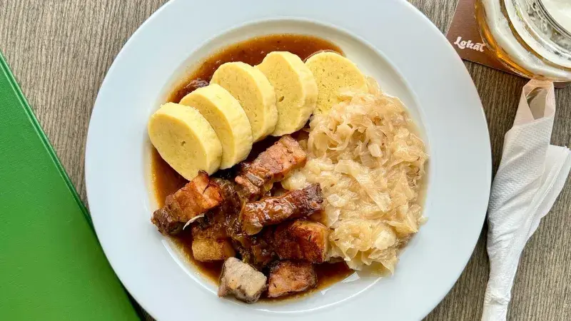 Tradiční české jídlo knedlo vepřo zelo na talíři