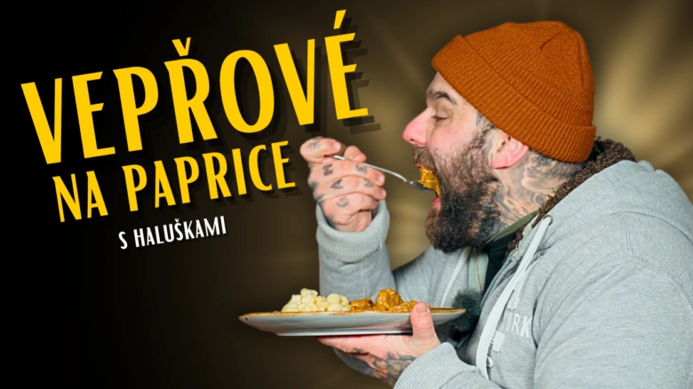 Muž jí vepřové na paprice s haluškami z talíře.