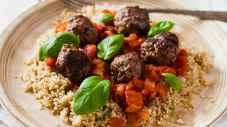 Masové kuličky z mletého masa na quinoa s rajčaty.