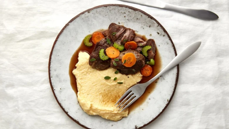 Polenta s masovou omáčkou na talíři