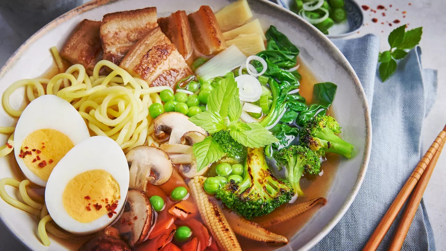 Miska s japonskou polévkou ramen se zeleninou a vejcem.