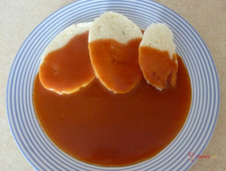 Jednoduchá rajská omáčka bez masa podává se s bílým chlebem.