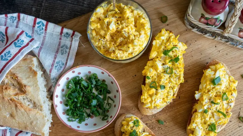 Vajíčková pomazánka na toastu s česnekem a křupavým chlebem.