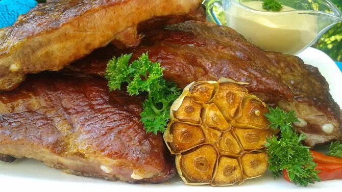 Uzená žebra s pečenou cibulkou, petrželkou a omátkou.