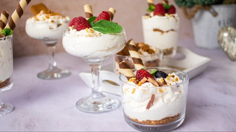 Kupky krému z mascarpone s ovocem v sklenicích.