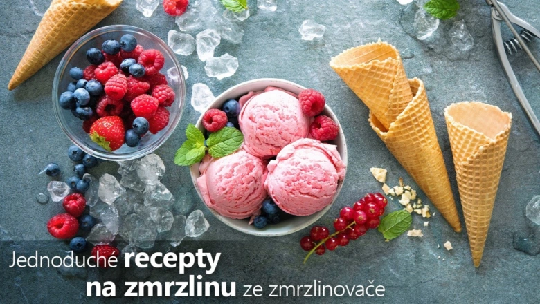 Domácí růžová zmrzlina s bobulemi a korněty na šedém pozadí.