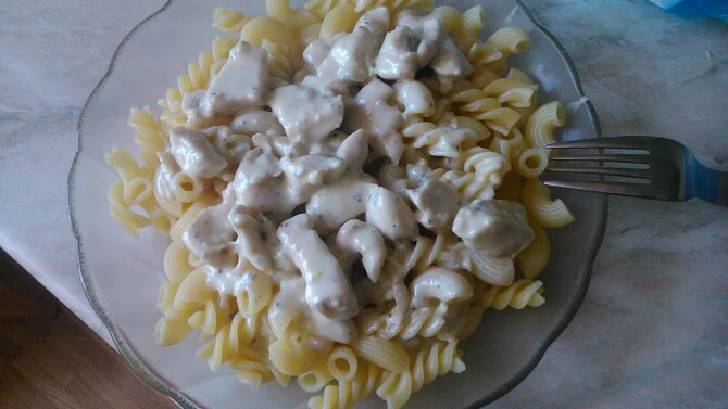 Chicken in cream sauce pasta dish