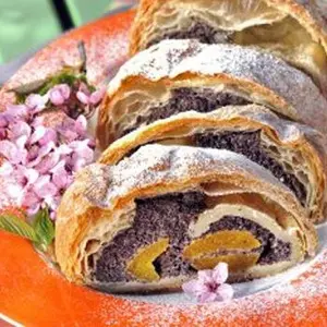 Složené makové rolky z listového těsta posypané cukrem.