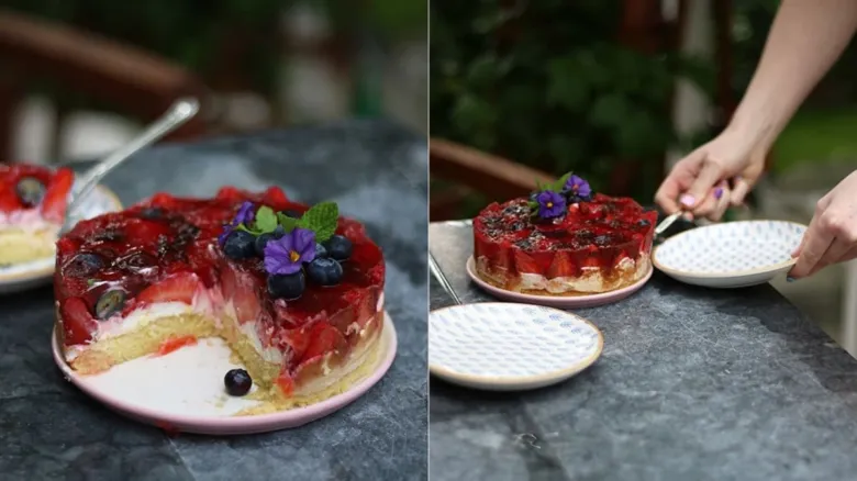 Strawberry mousse dort s ovocem a želatinou na talíři.